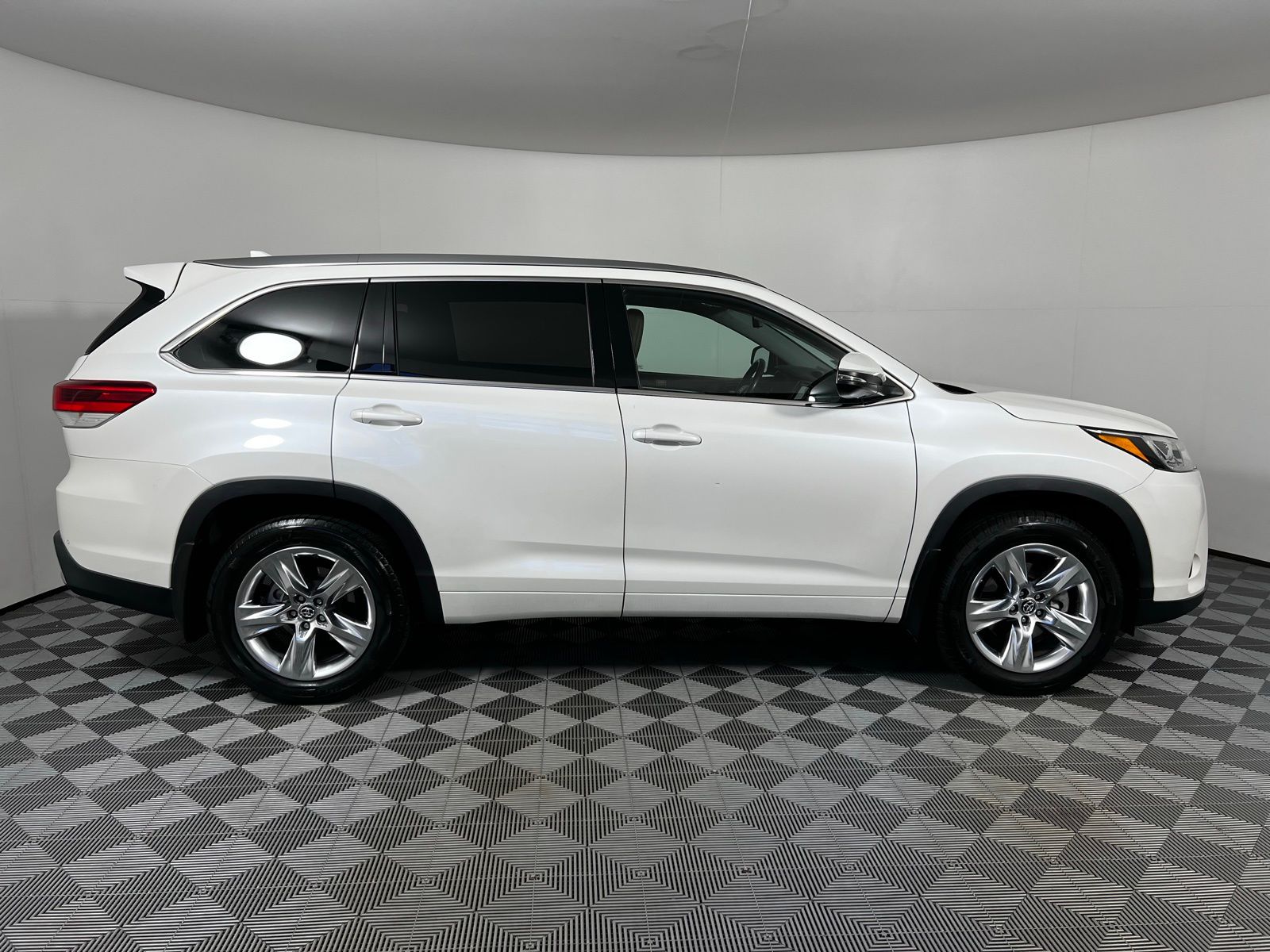 Thumbnail: 2018 Toyota Highlander - 4