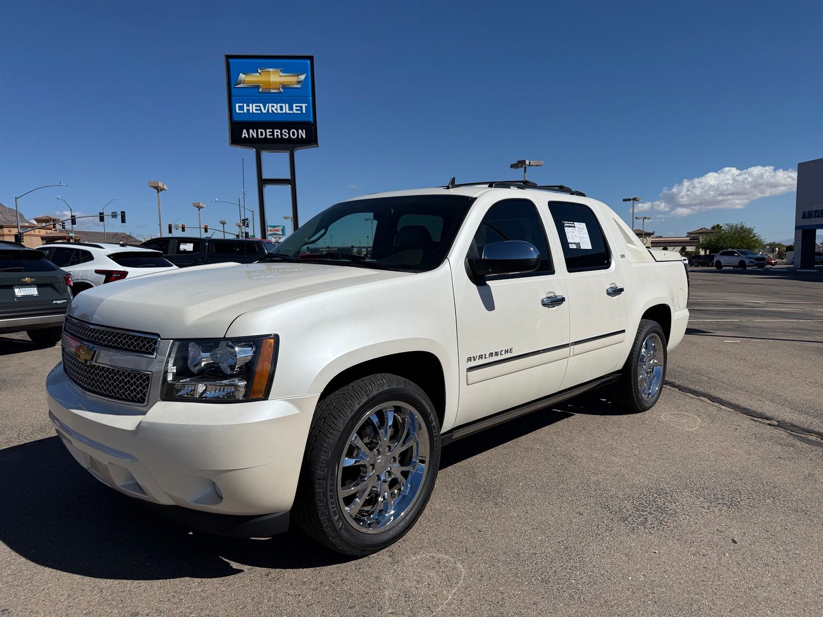 White Diamond Clearcoat 2012 Chevrolet Avalanche Pickup Truck 4X2 6-Speed Automatic
