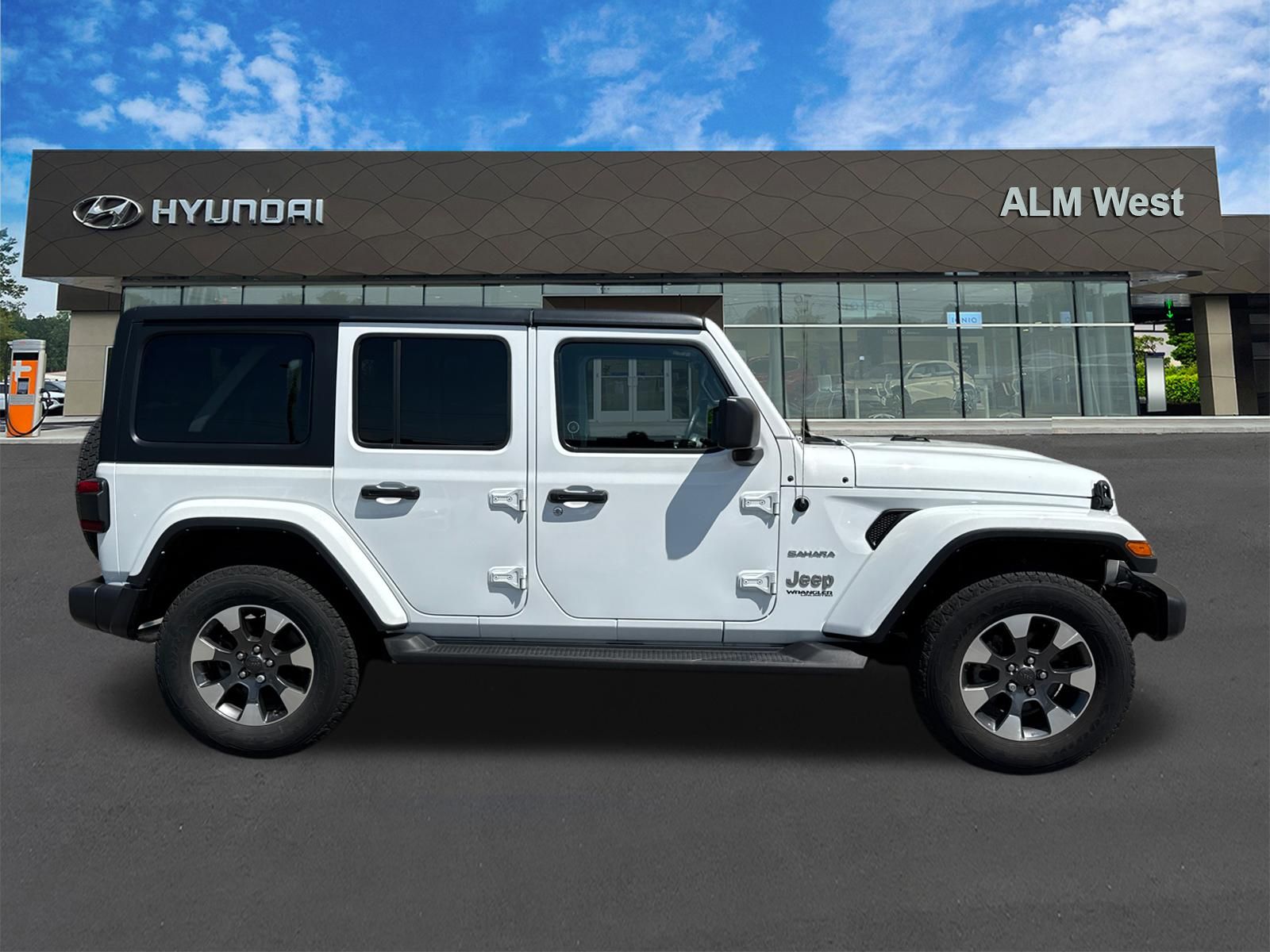Used 2022 White/off-white Jeep Unlimited Sahara image 4
