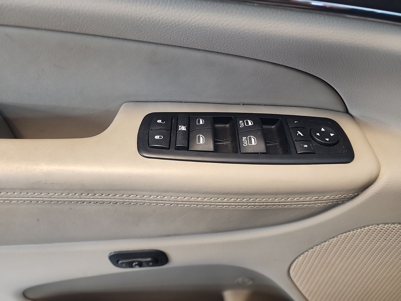 Used 2014 Bright White Clearcoat Jeep Overland image 22