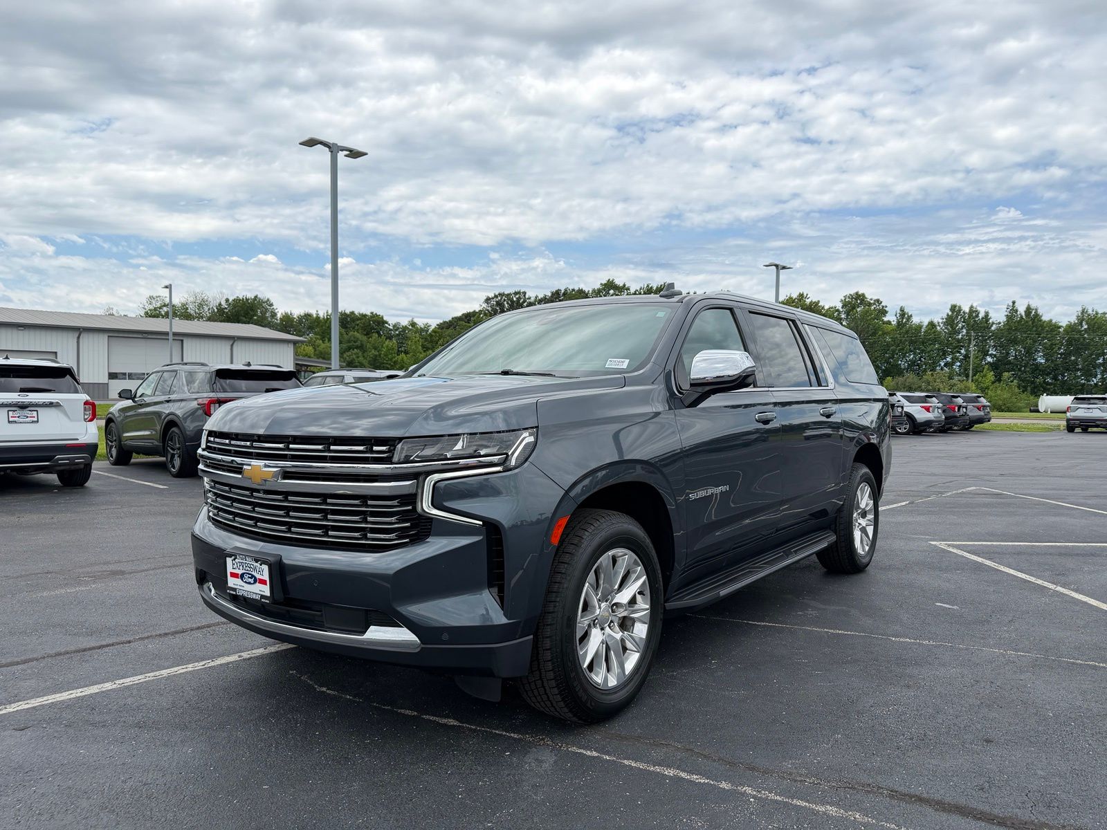2021 Chevrolet Suburban image 2