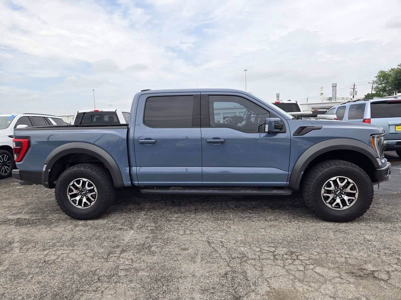 View vehicle photo 4