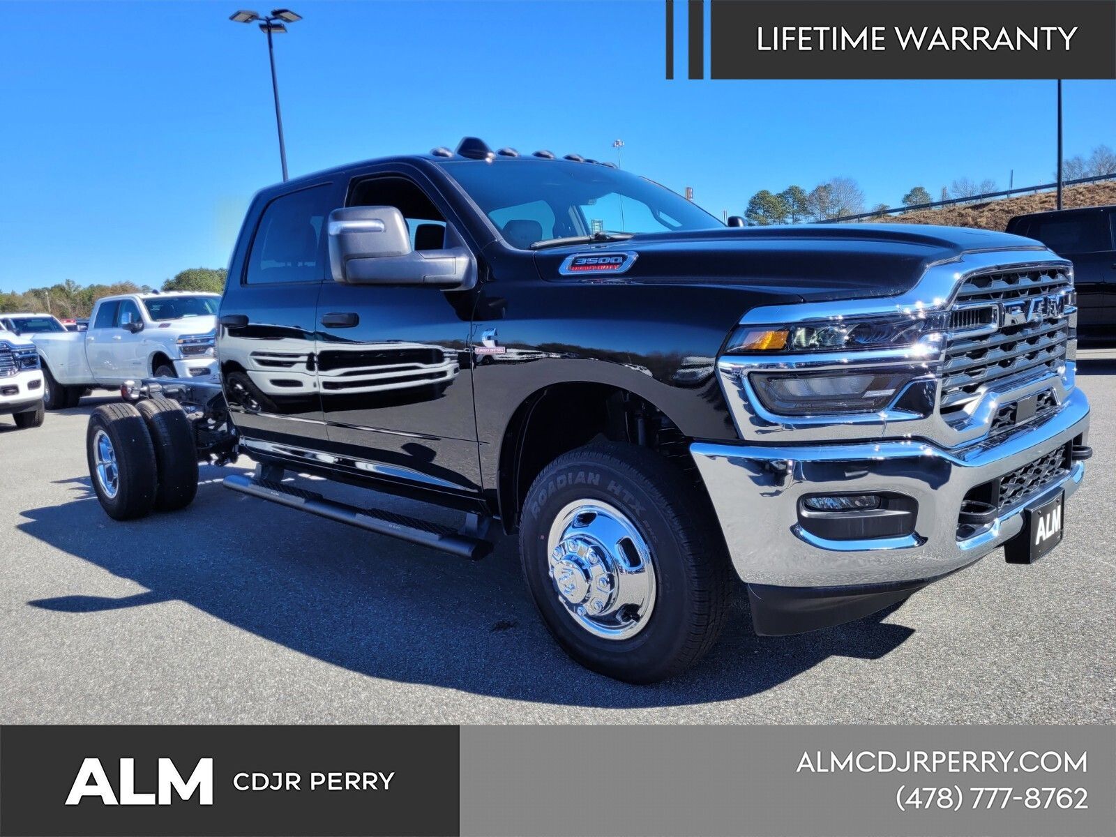 New 2026 Diamond Black Crystal Pearl-Coat Exterior Paint RAM Tradesman image 15
