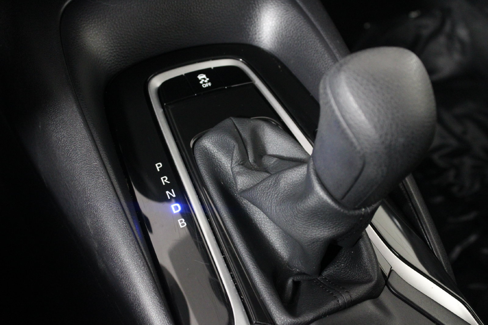Used 2025 White Toyota LE image 19