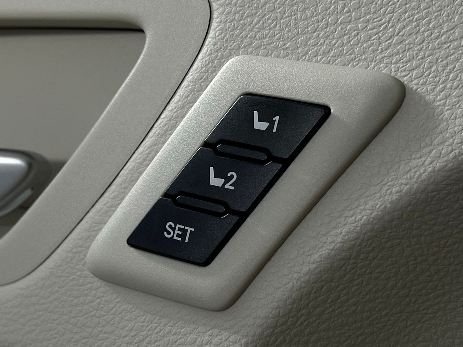 2025 Toyota Sienna Platinum 32