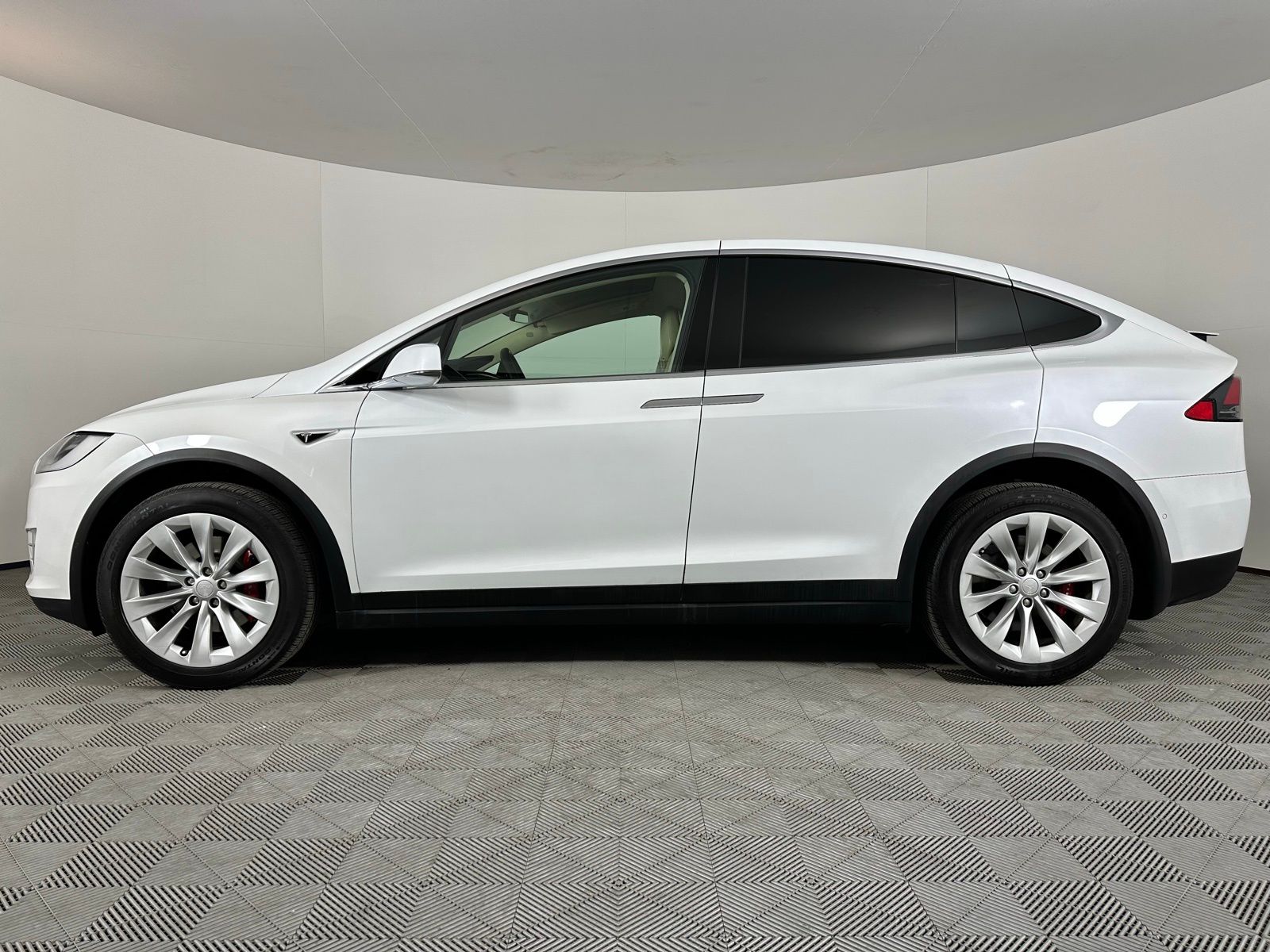 2016 Tesla Model X - Photo 18