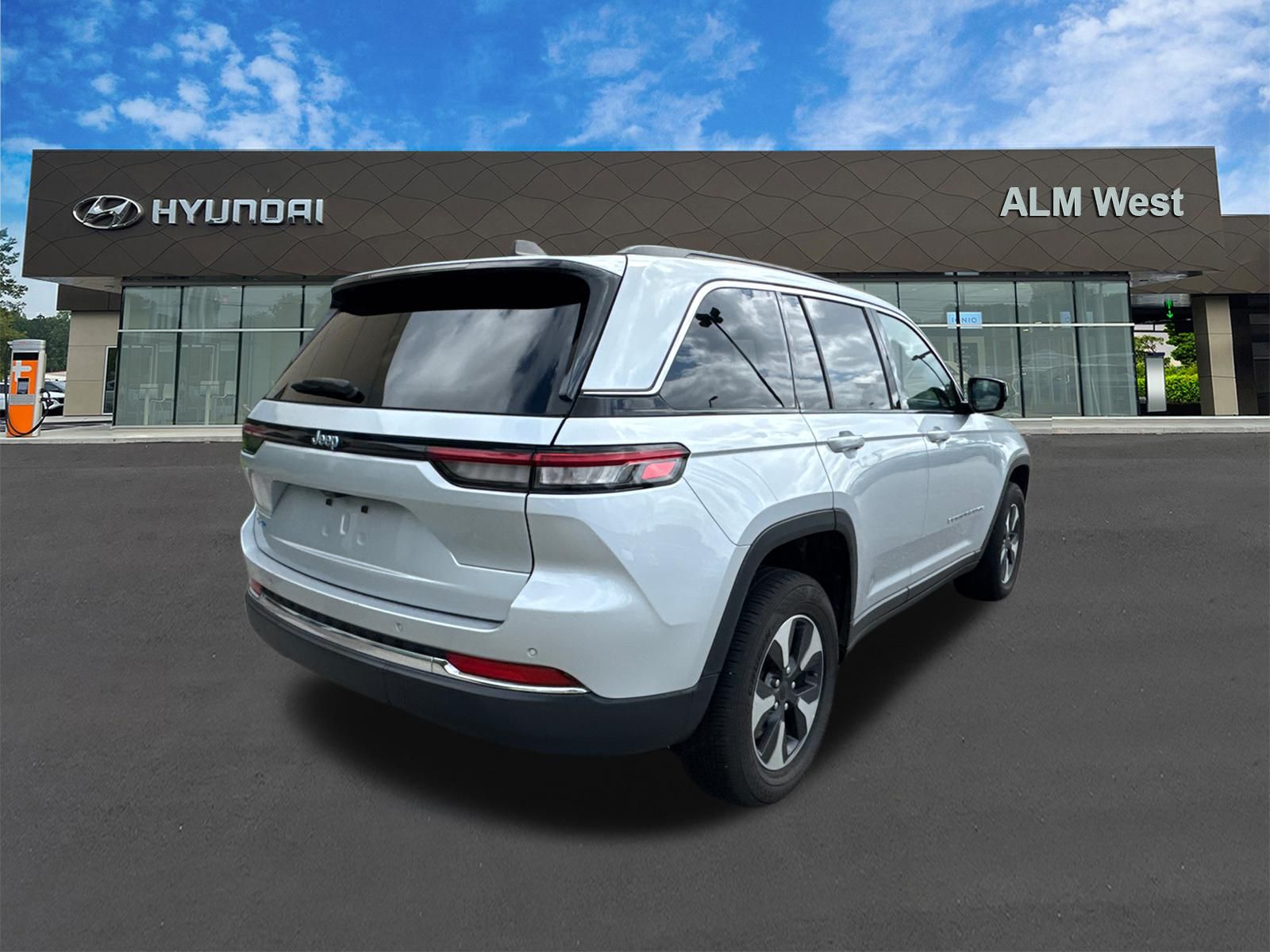Used 2024 Silver Jeep 4xe image 5