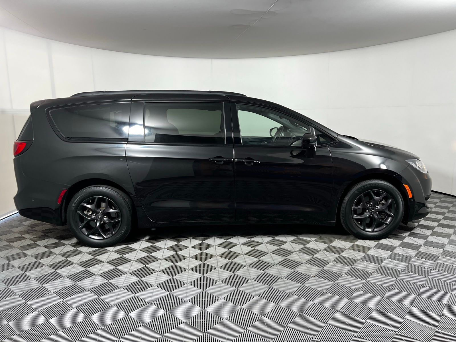 Thumbnail: 2020 Chrysler Pacifica - 4