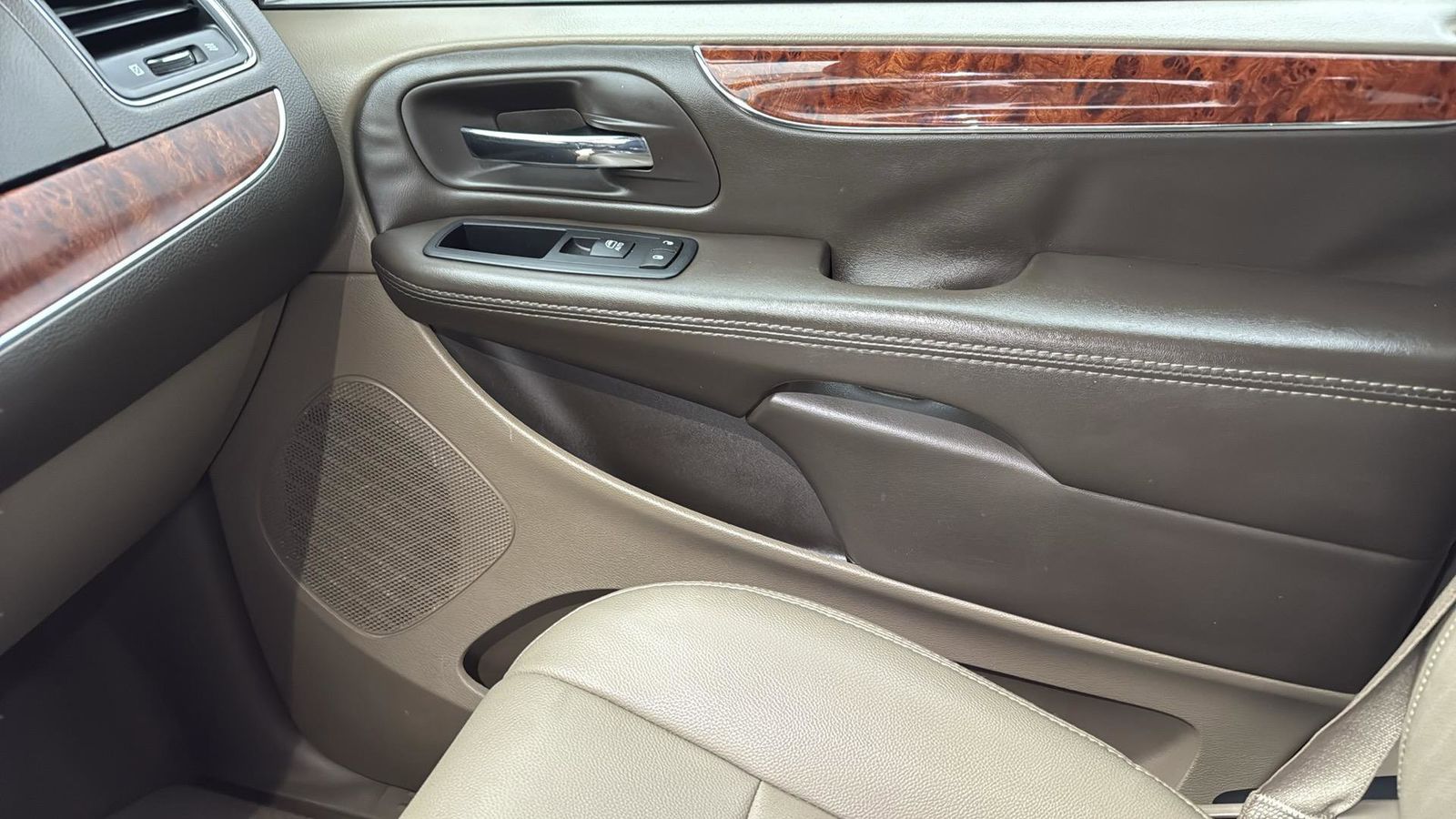 Used Car 2016 Chrysler Town & Country  Touring For Sale Under $10,000 In Austin, Texas