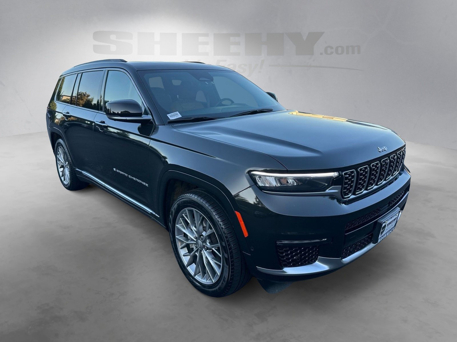 Used 2025  Jeep Summit image 2
