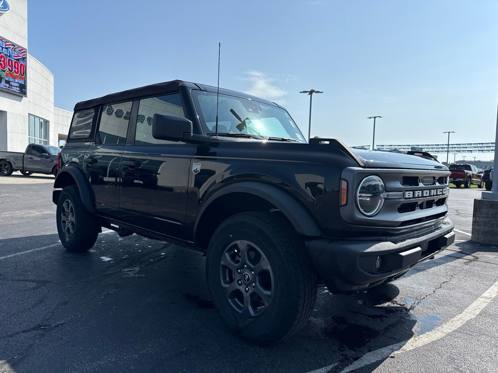 2023 Ford Bronco image 3