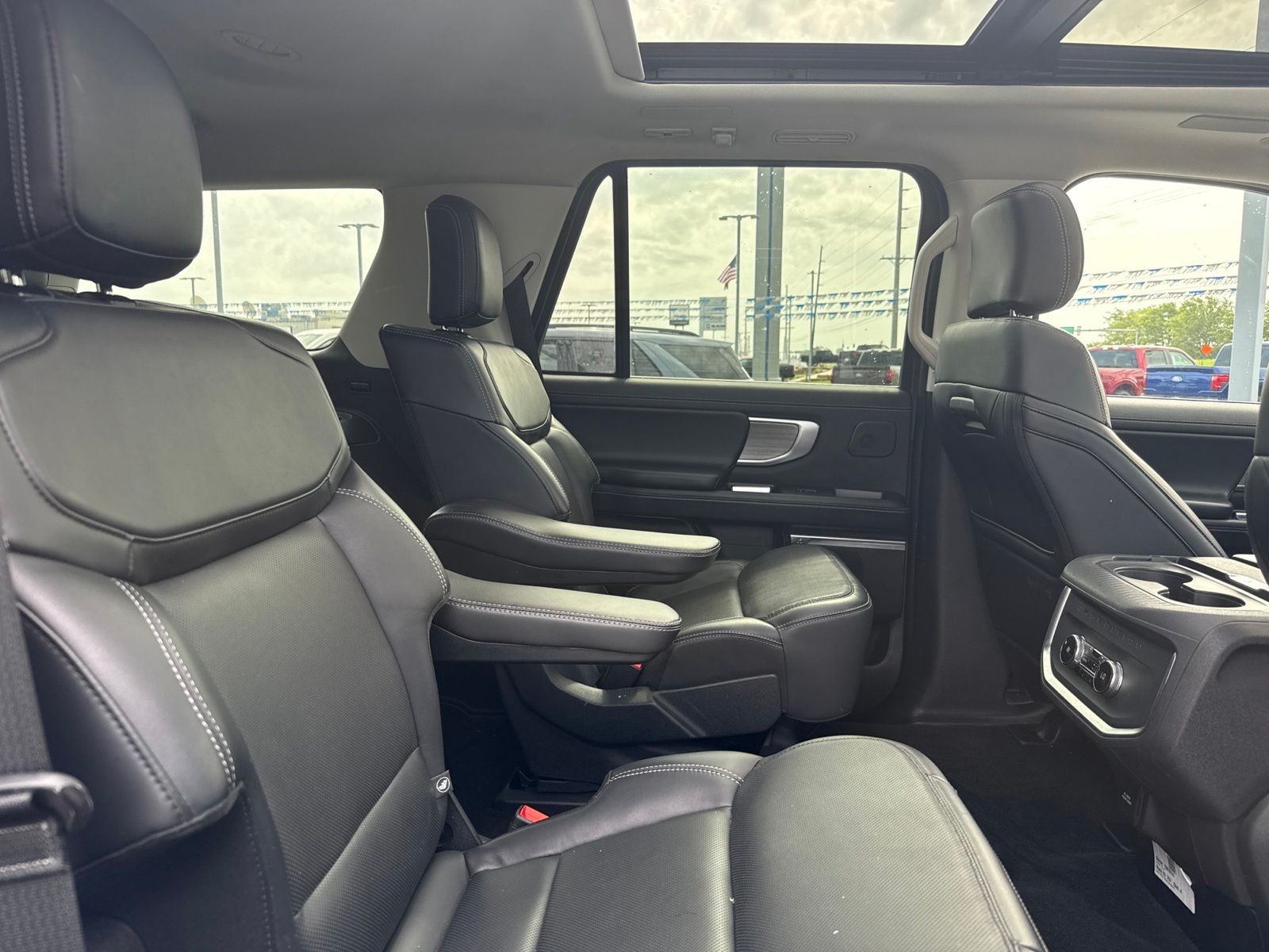 2025 Ford Expedition image 8
