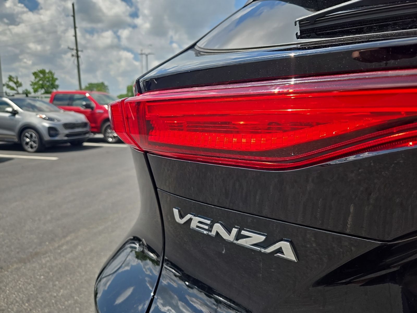 2023 Toyota Venza LE - Photo 13