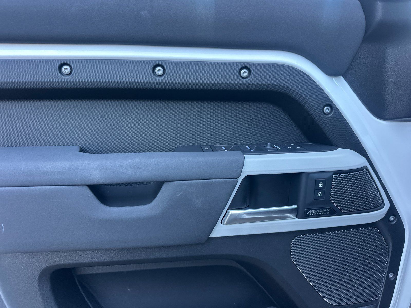 2023 Land Rover Defender 110 SE — full photo 11 of 27