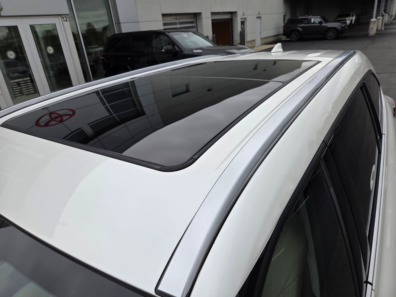 used 2021 Toyota Highlander car, priced at $29,325