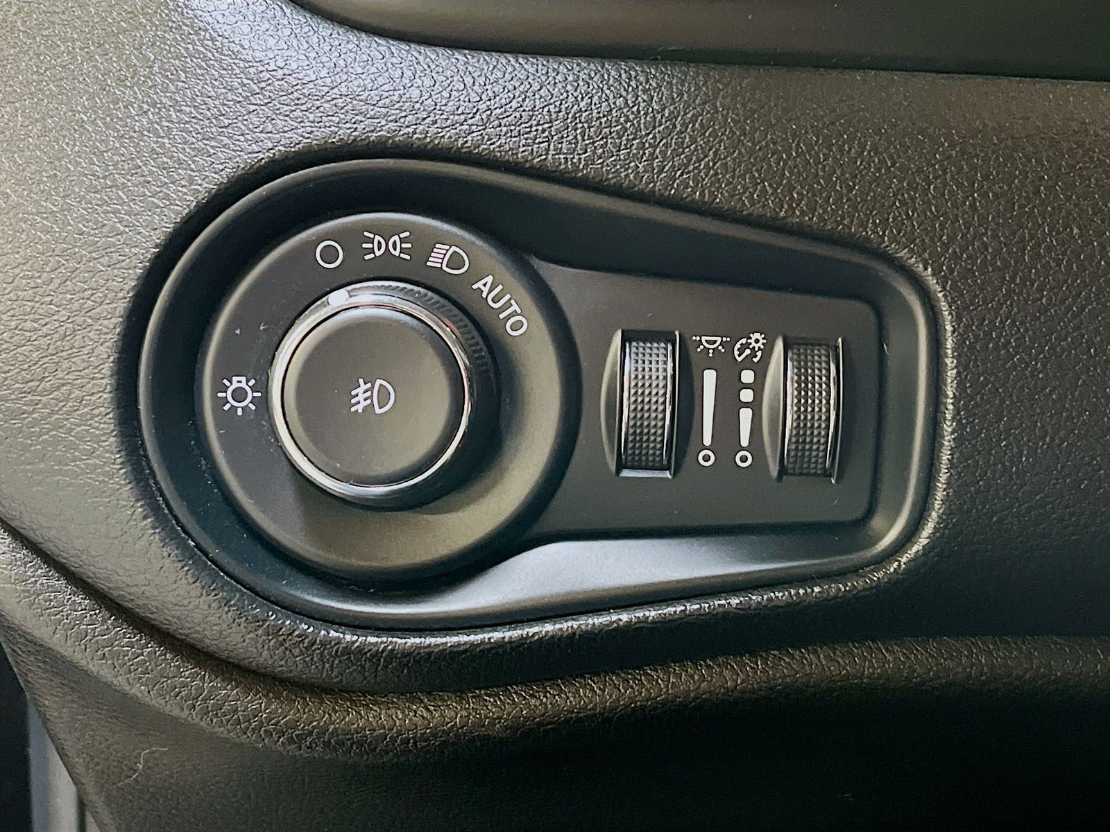 Used 2021 Black Jeep Latitude image 10