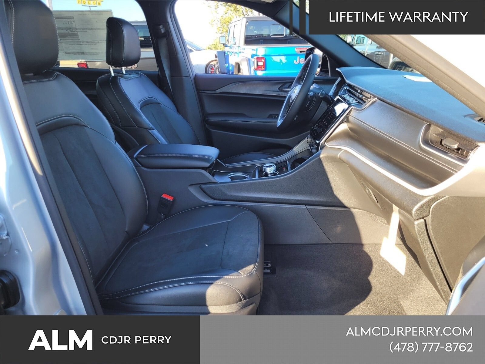 New 2025 Silver Zynith Exterior Paint Jeep Altitude X image 15