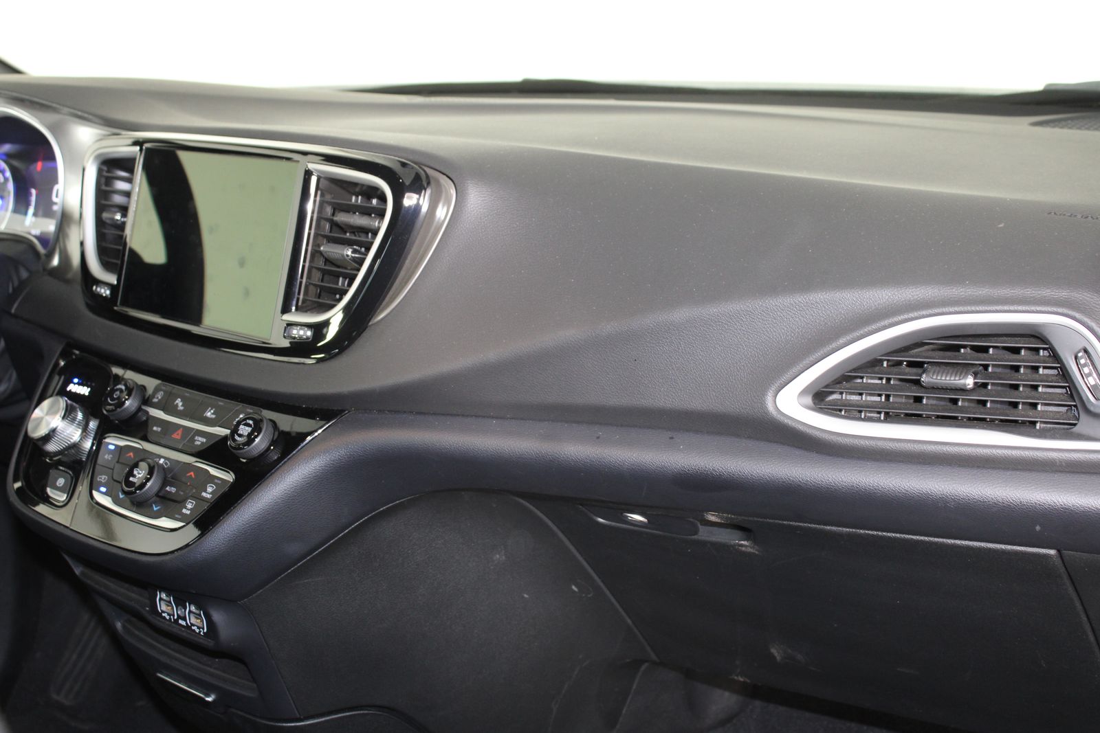 Used 2025 Black Chrysler Select image 21