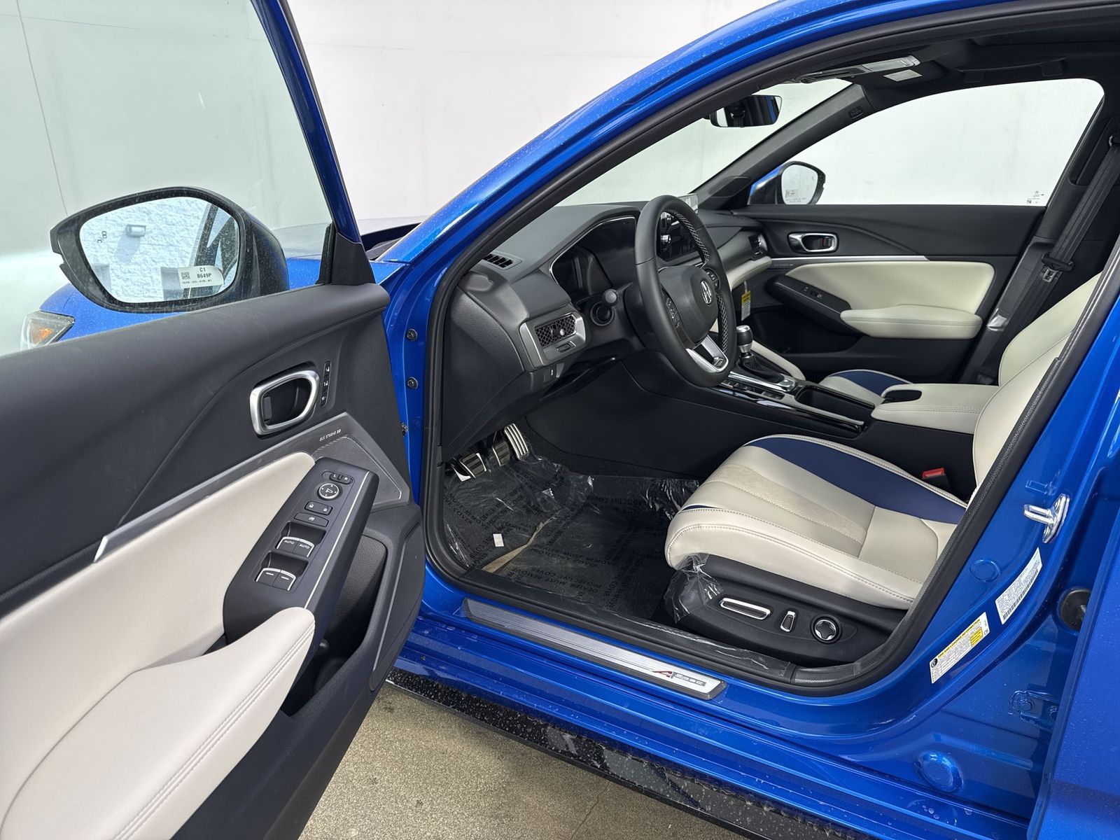 View vehicle photo 4