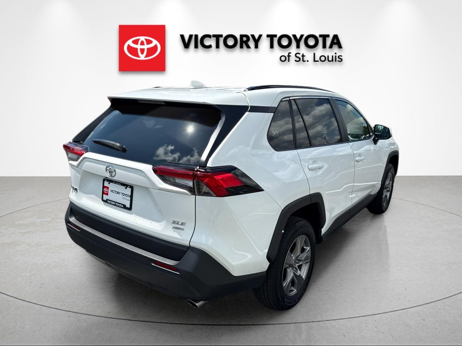 Used 2025 White Toyota XLE image 3