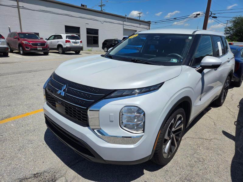 White 2022 Mitsubishi Outlander ES S-AWC SUV / Crossover All-Wheel Drive Continuously Variable Transmission