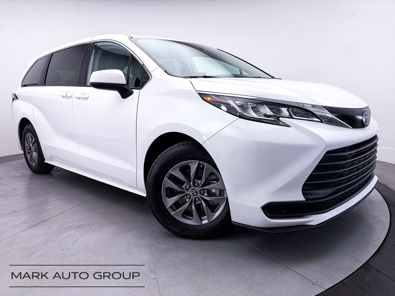 2022 Toyota Sienna LE