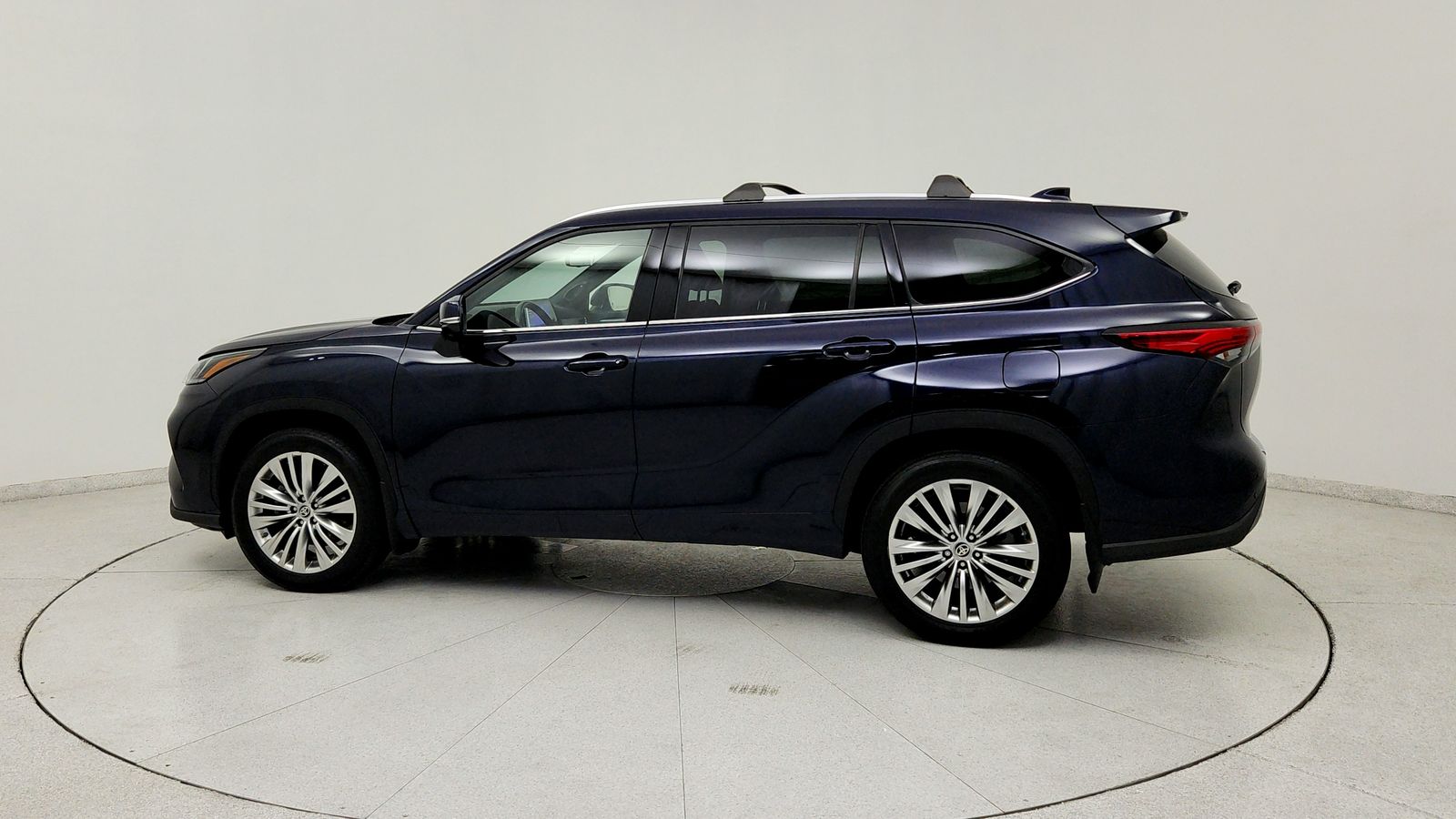 Used 2023  Toyota Platinum image 4