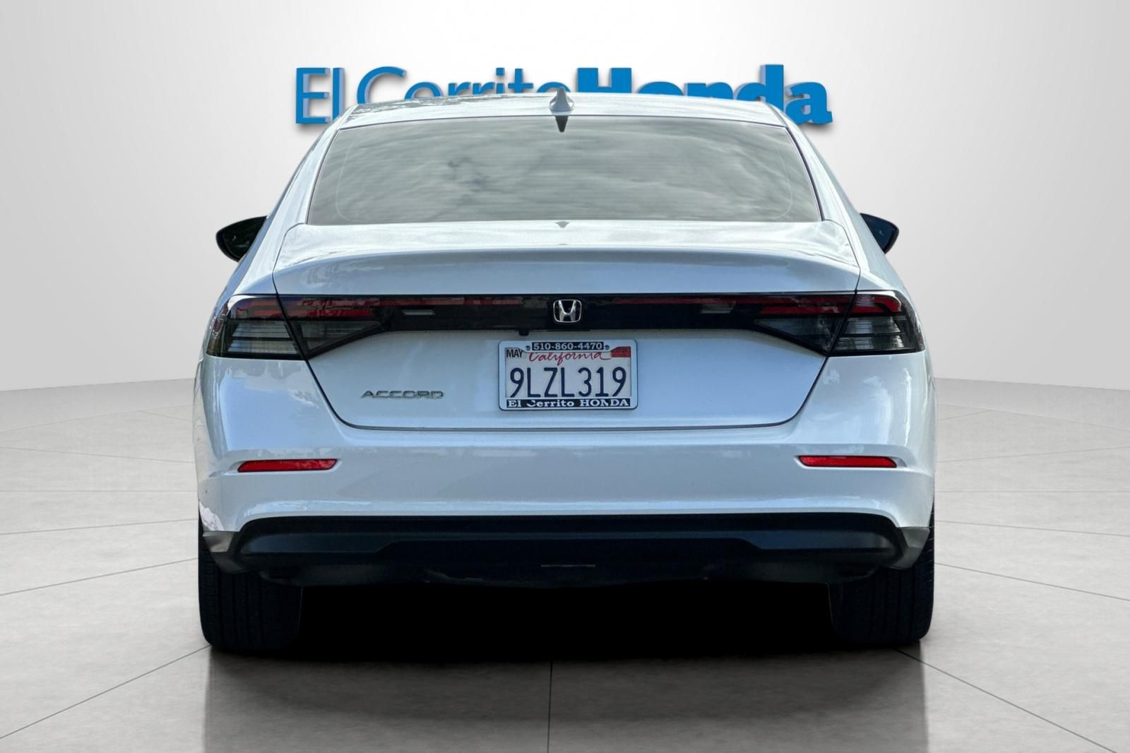 View vehicle photo 4