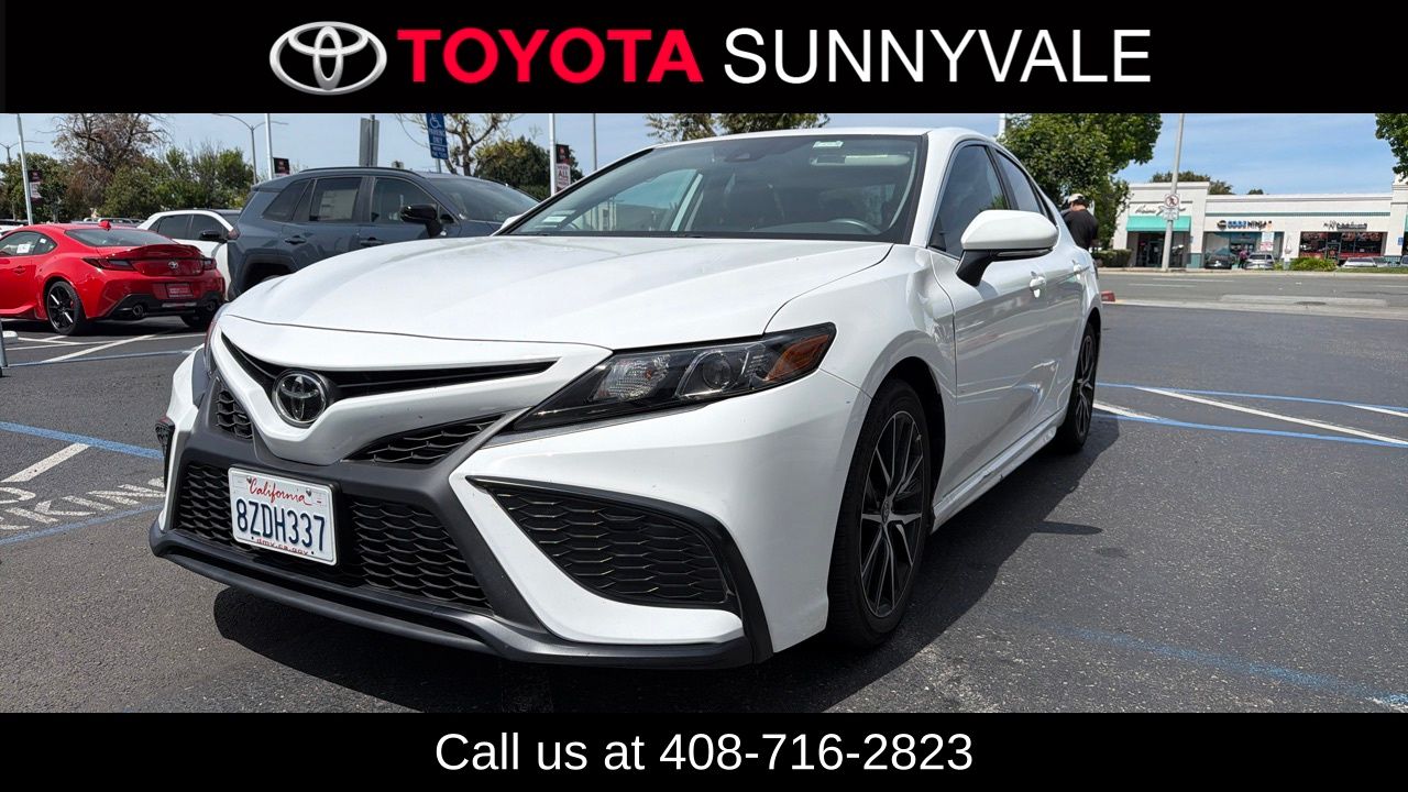 2022 Toyota Camry SE's photo