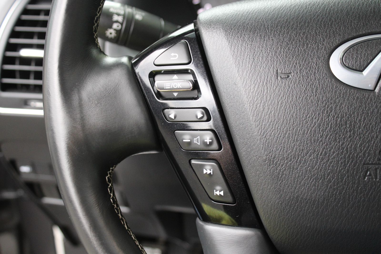 Used 2024 Gray INFINITI Premium Select image 23