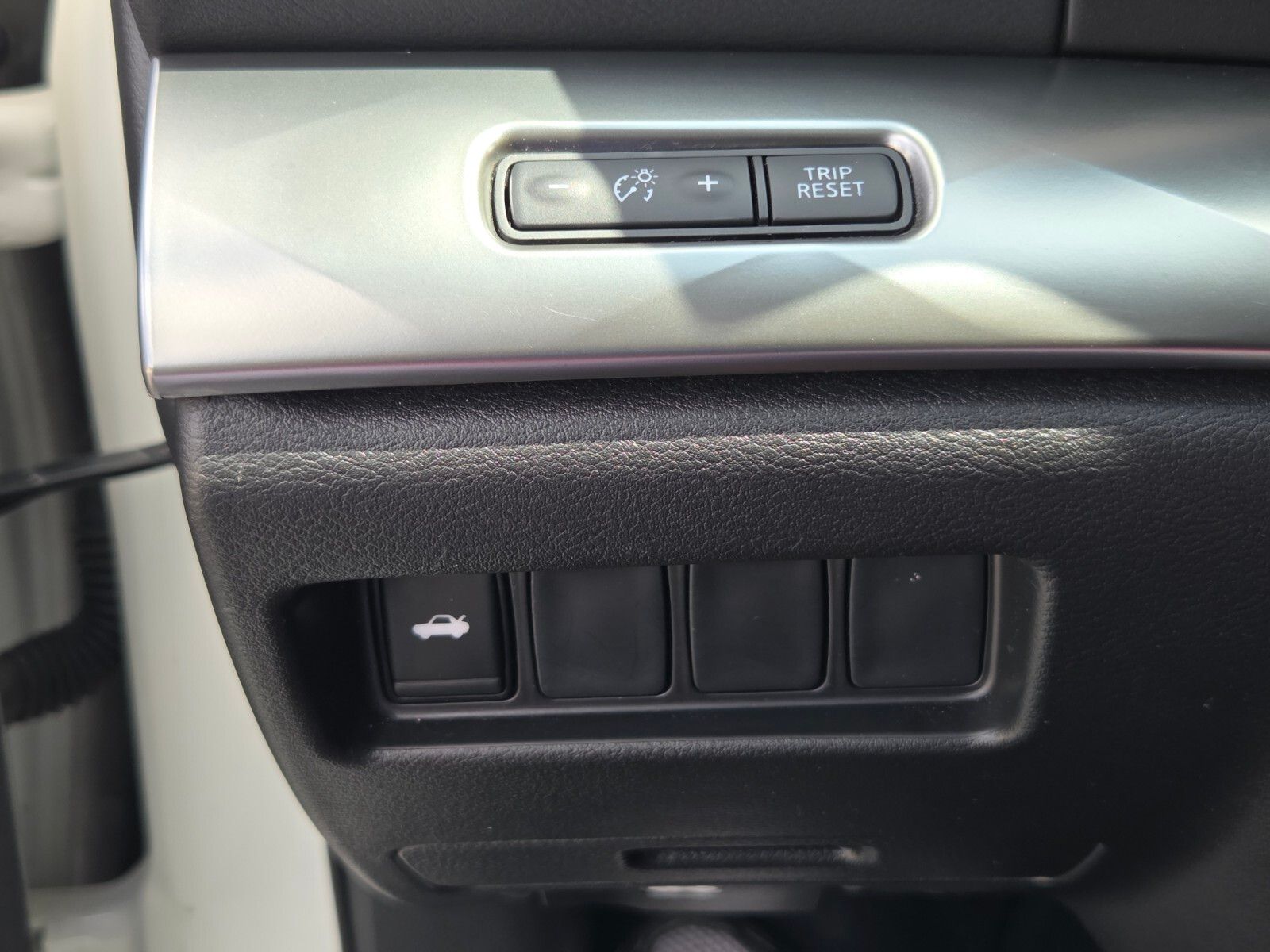 Used 2023 White Nissan SV image 25
