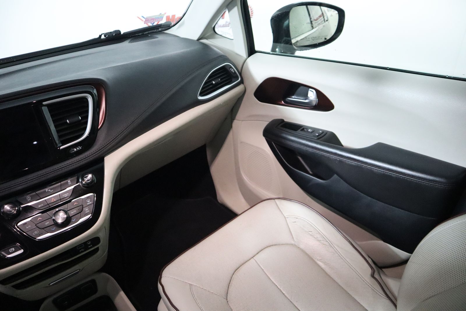 2020 Chrysler Pacifica Limited photo