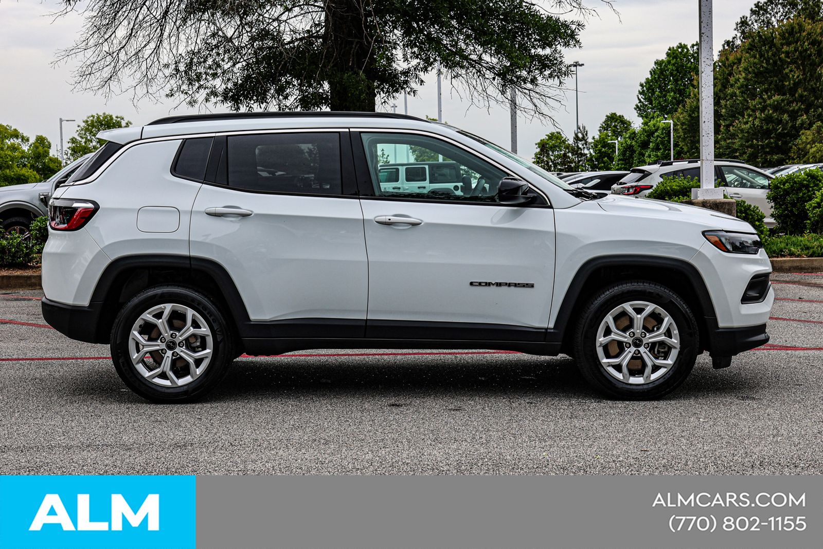 Used 2025 White Jeep Latitude image 10