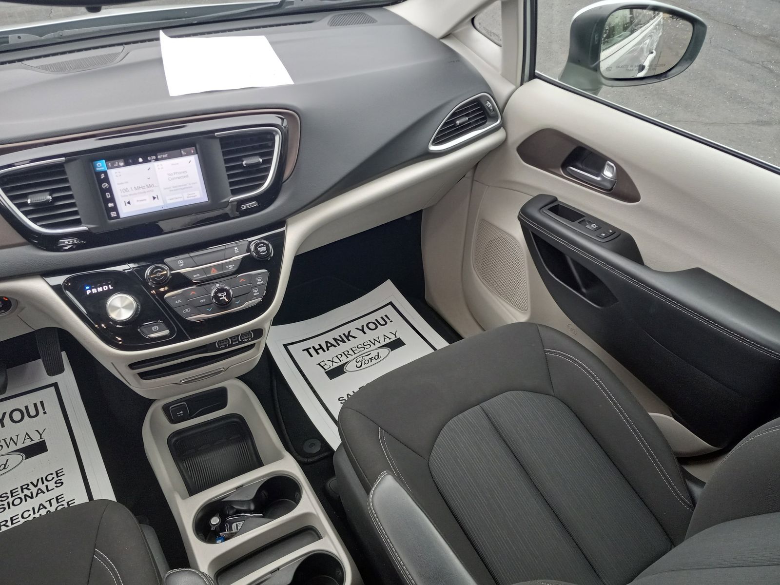 2023 Chrysler Voyager image 18