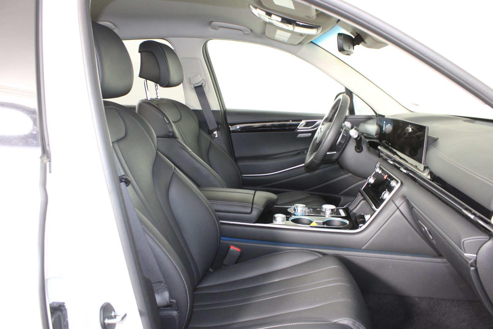 Used 2025 White Genesis 2.5T image 29