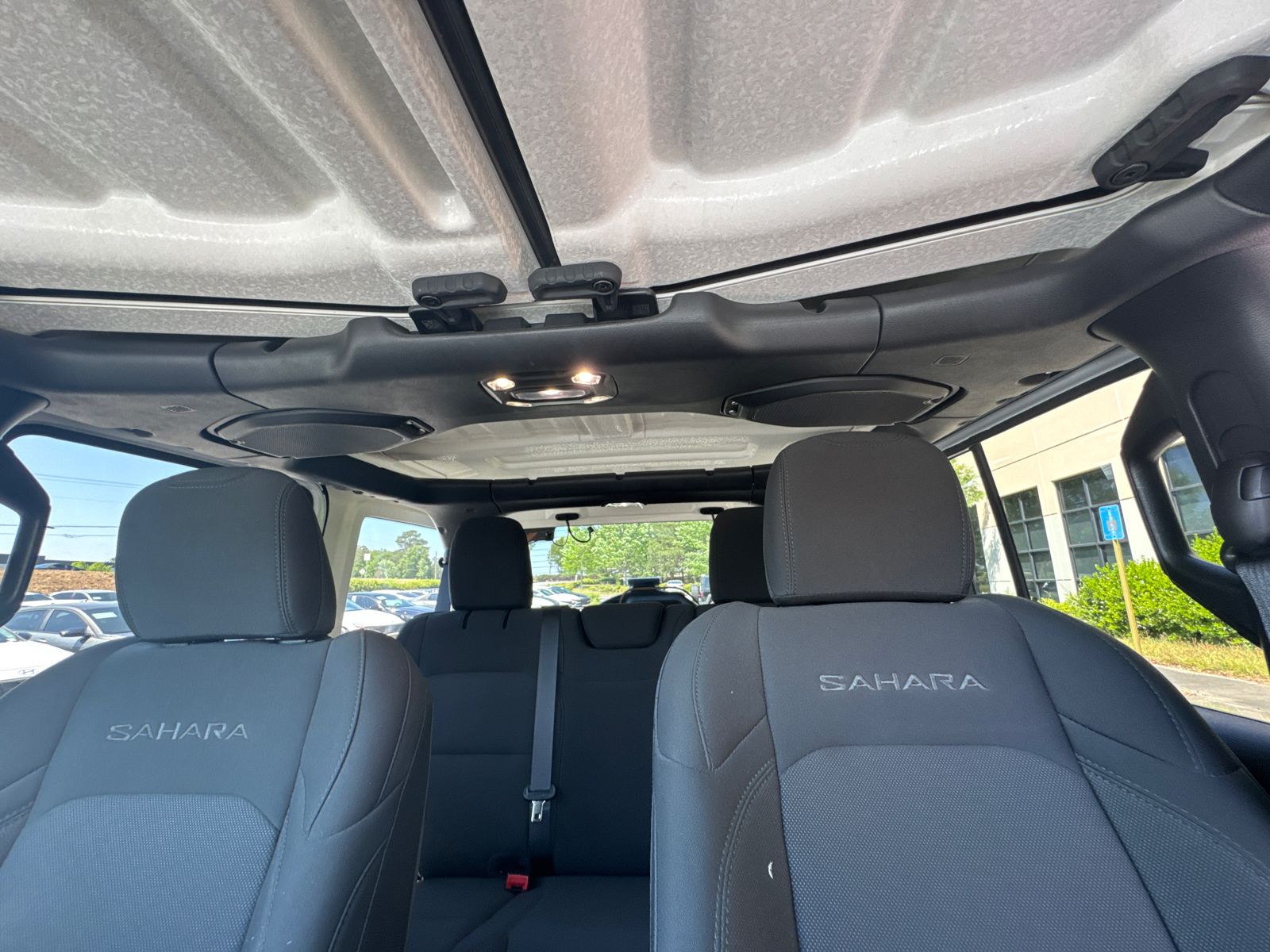 Used 2022 White/off-white Jeep Unlimited Sahara image 31