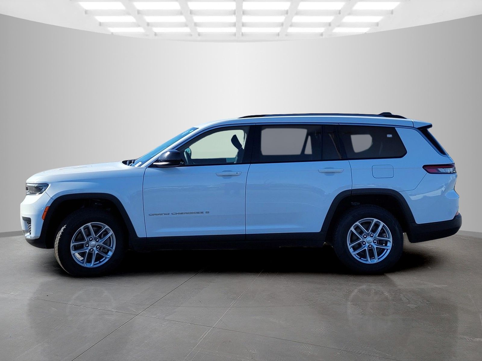 Used 2023 White Jeep Laredo image 7