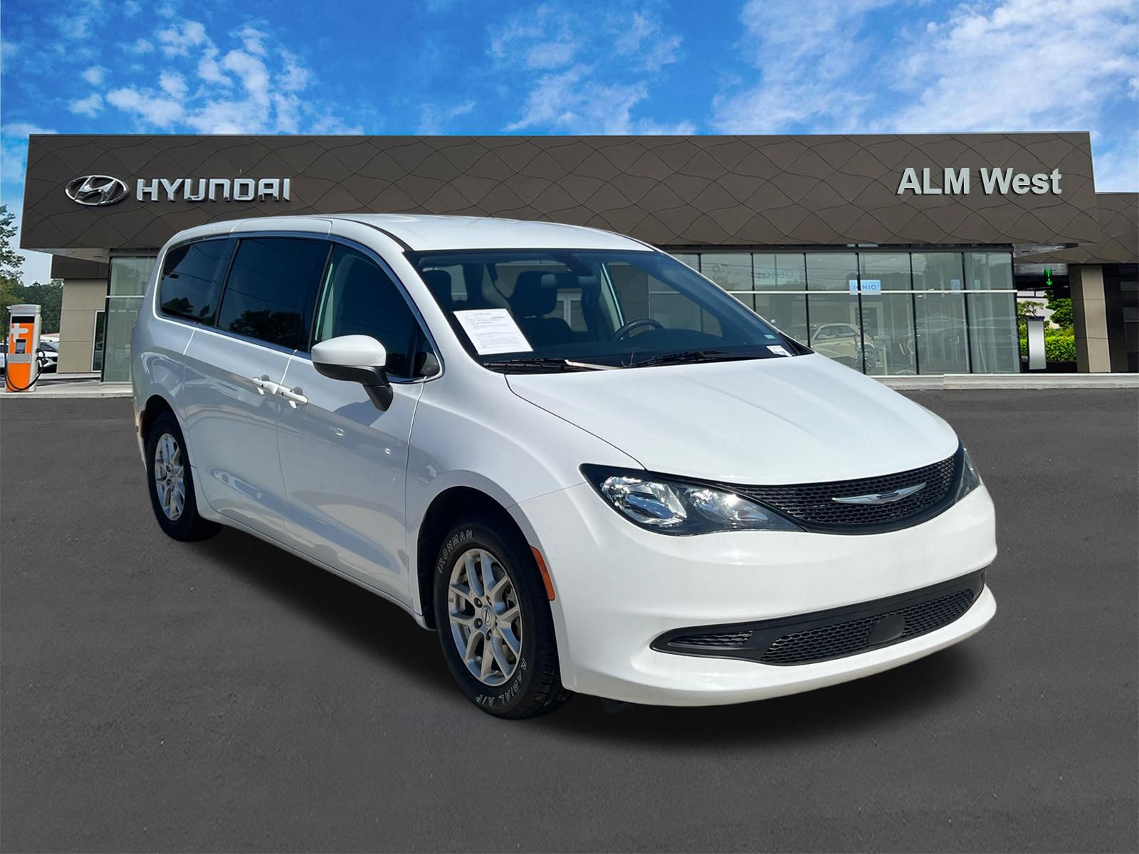 Used 2022 White Chrysler LX image 3