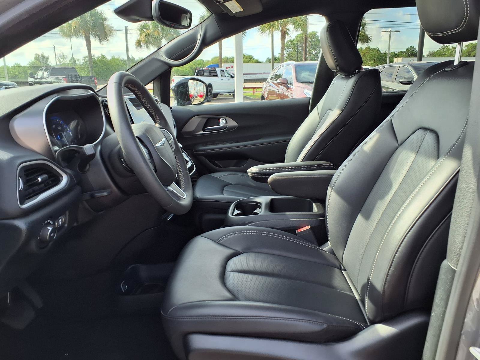 2025 Chrysler Pacifica Select - 11