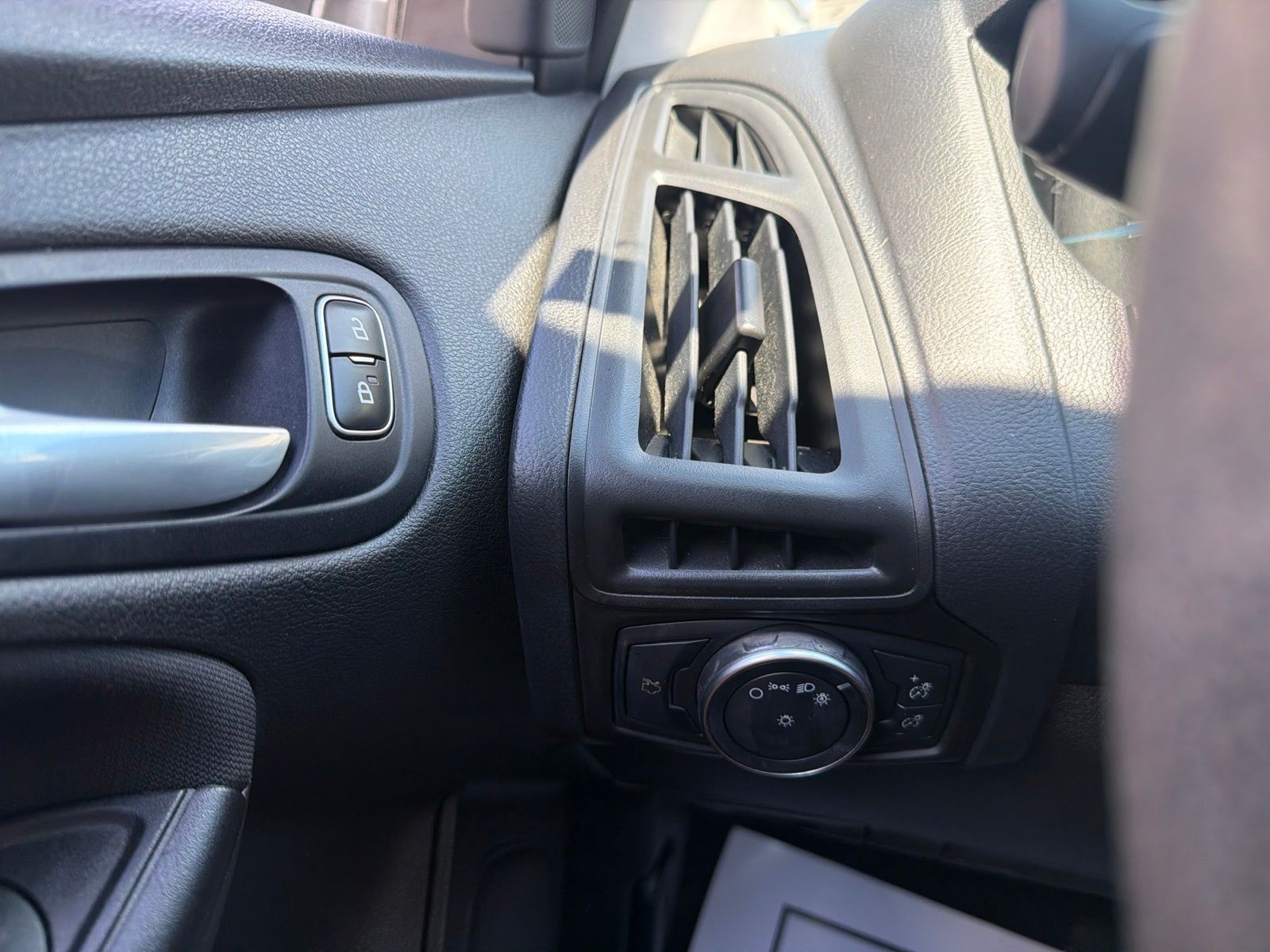 Used 2018 Ingot Silver Ford SE image 26