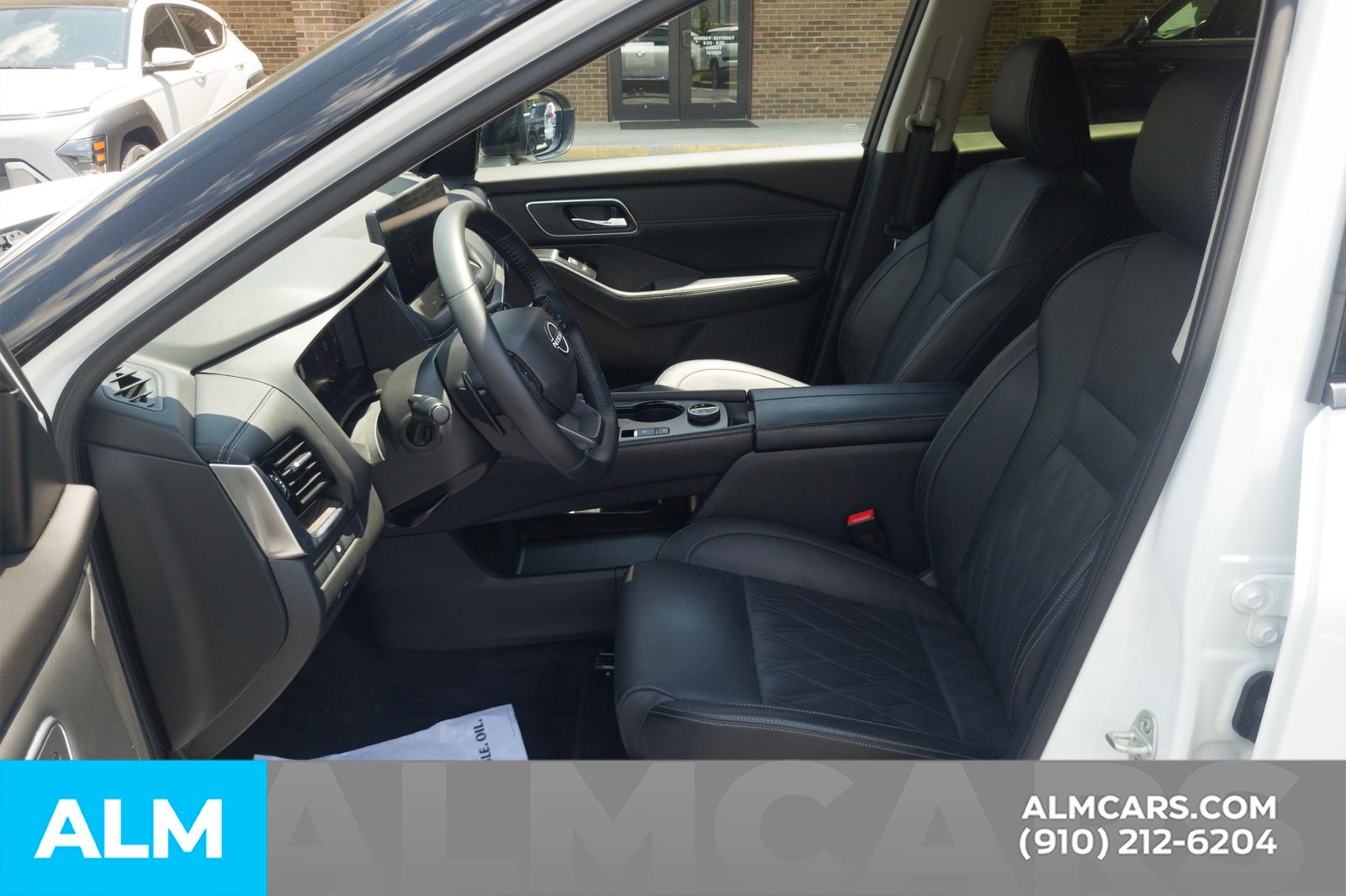 Used 2025 White Pearl Nissan Platinum image 17