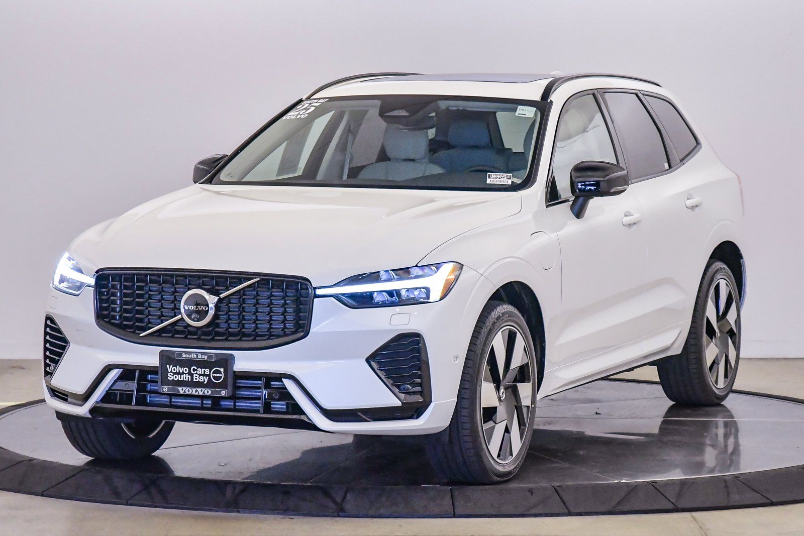 2025 Volvo XC60 Recharge T8 Plus Dark Theme eAWD