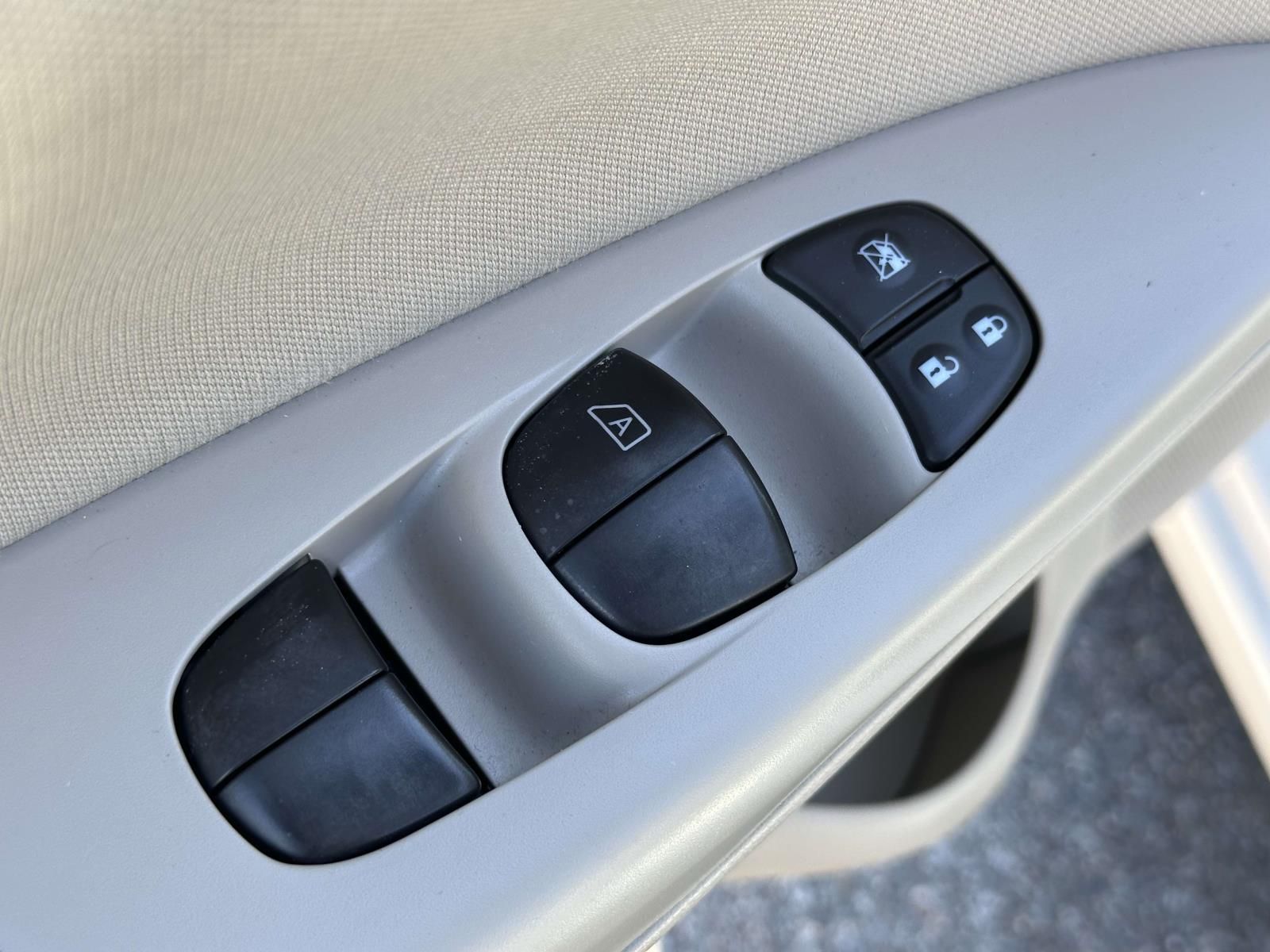 Used 2014 White Nissan S image 23