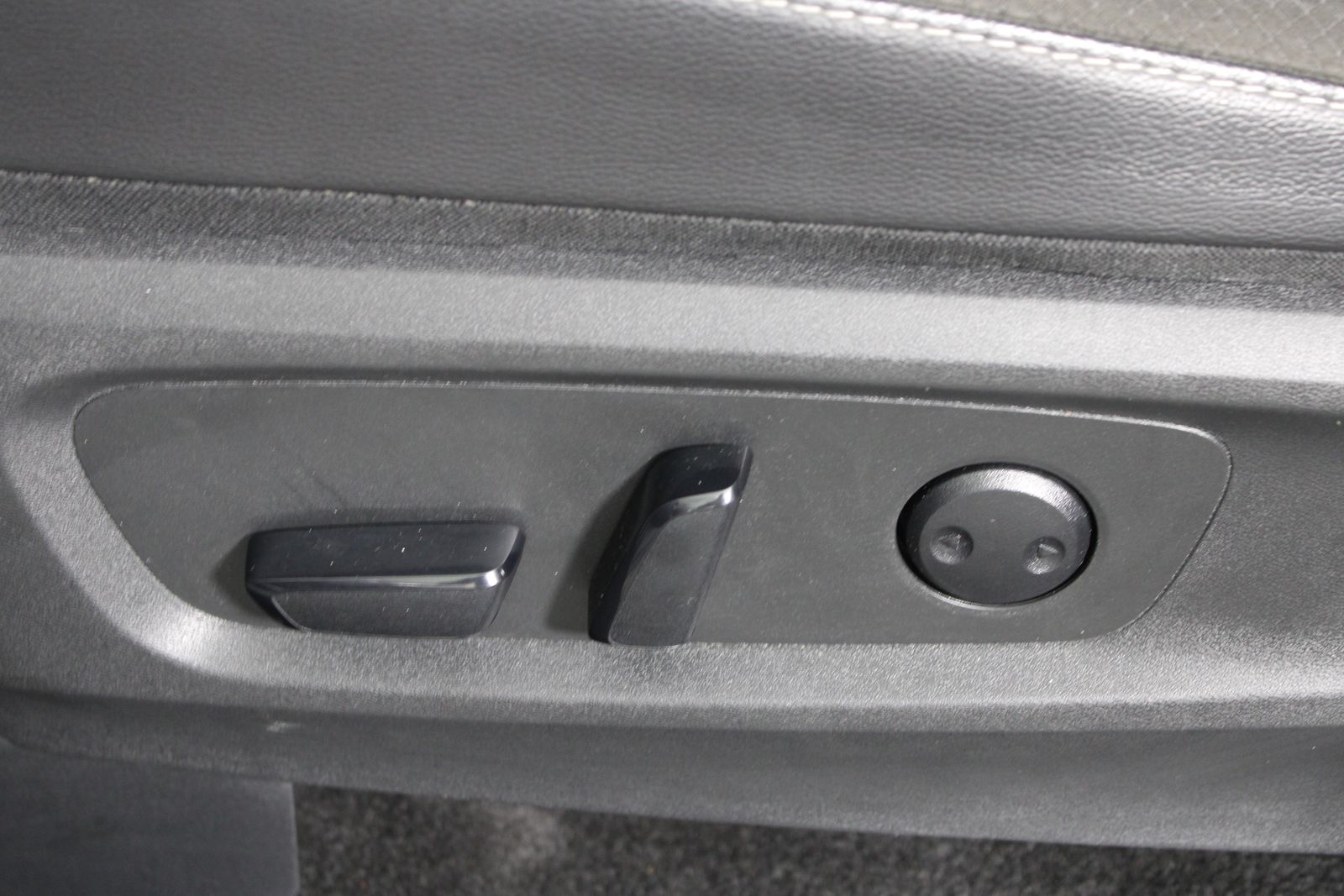 Used 2024 Silver Nissan SL image 19