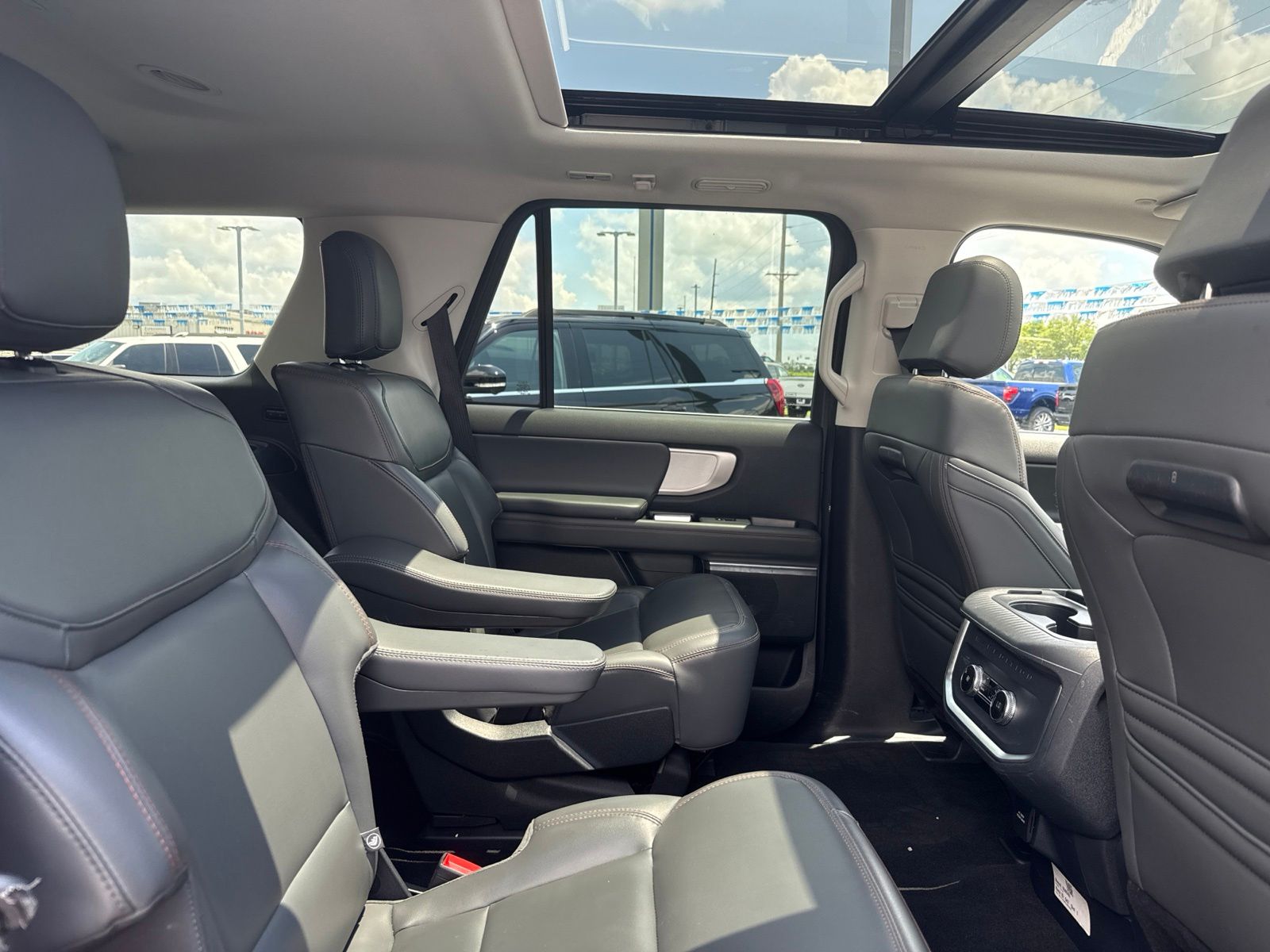 2025 Ford Expedition image 8