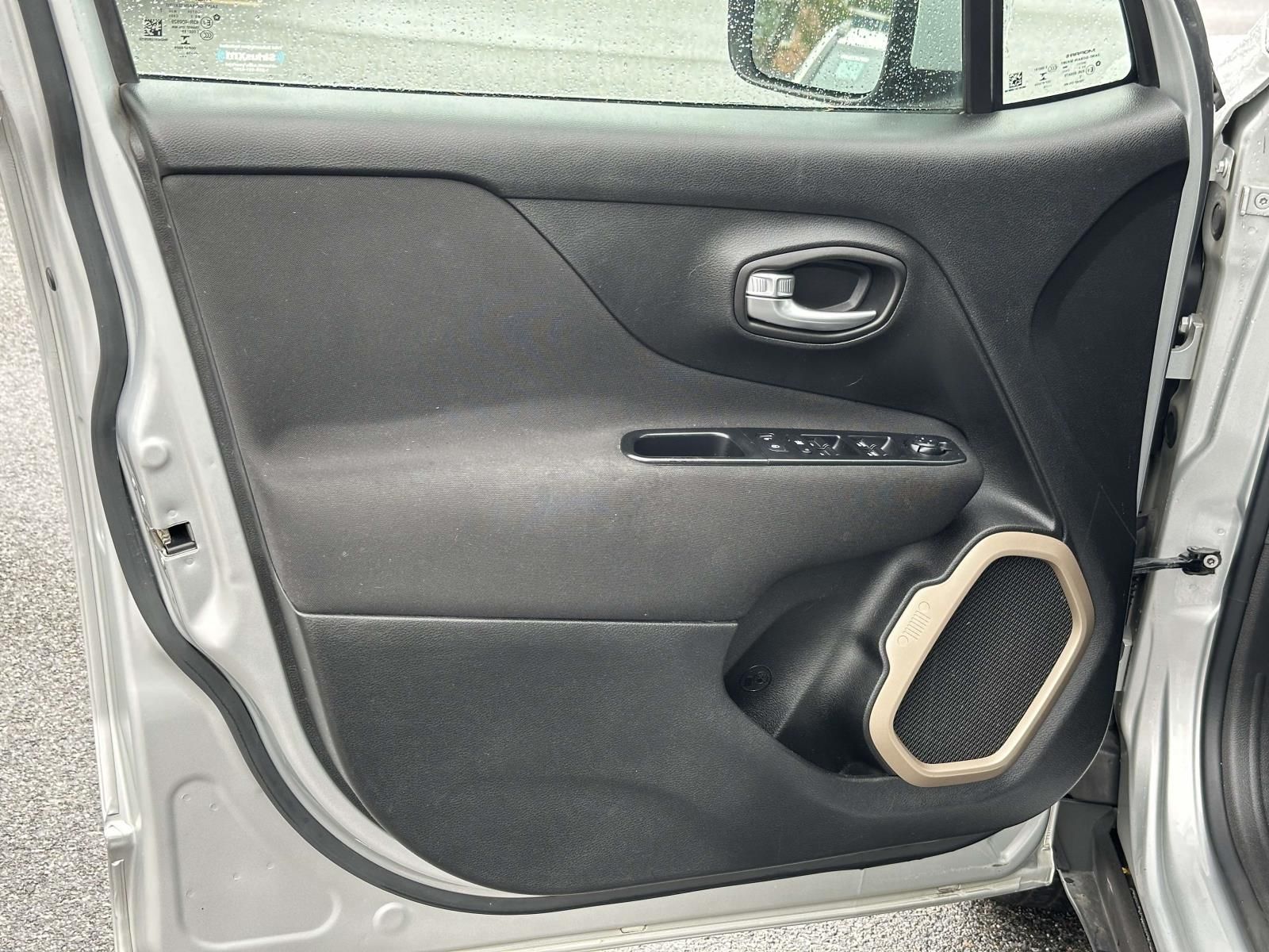Used 2016 Silver Jeep Latitude image 22