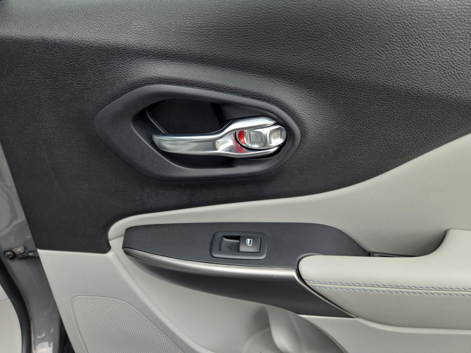 used 2020 Jeep Cherokee car, priced at $11,035