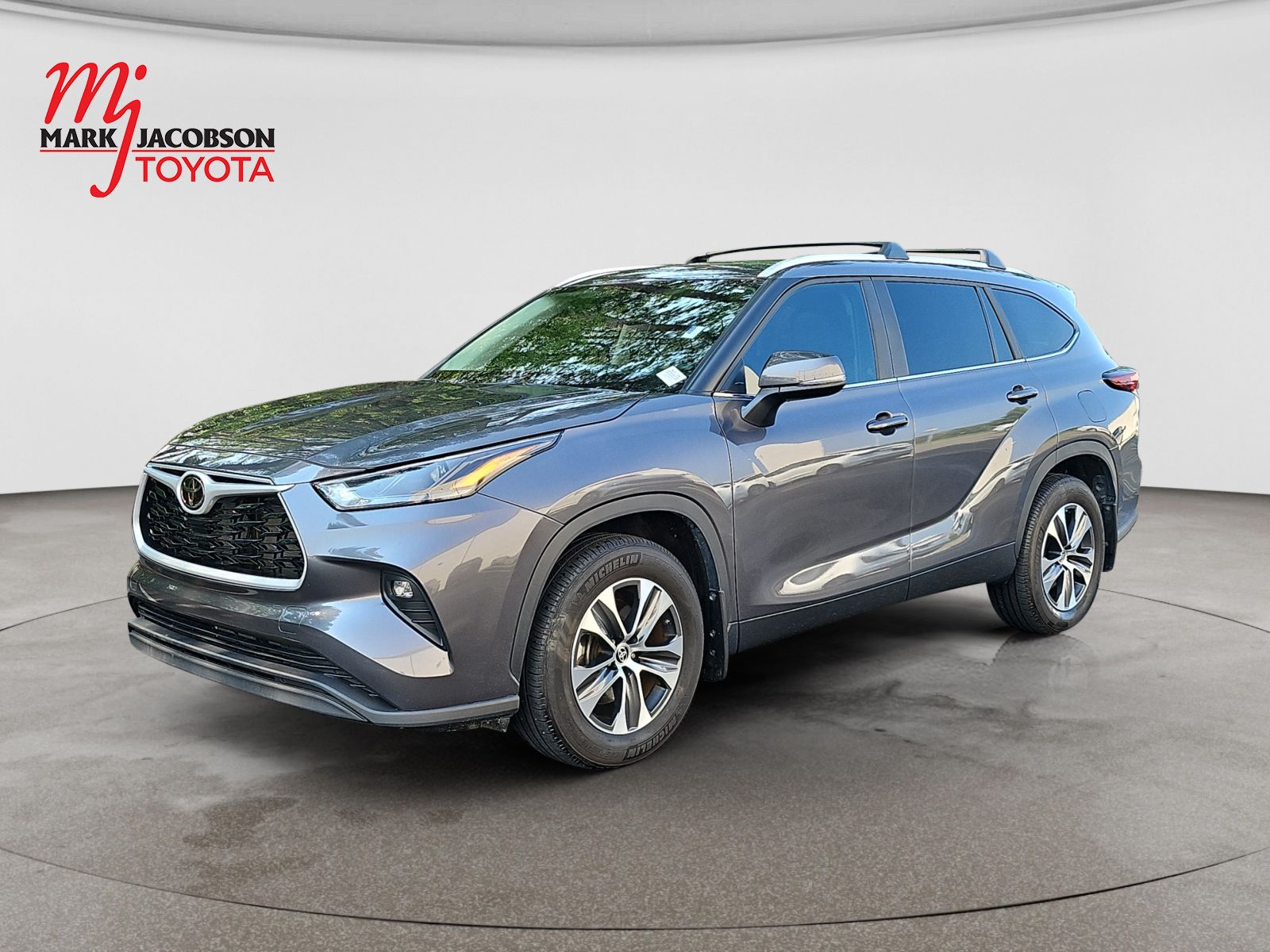 Magnetic Gray Metallic 2025 Toyota Highlander SUV / Crossover Front-Wheel Drive 8-Speed Automatic