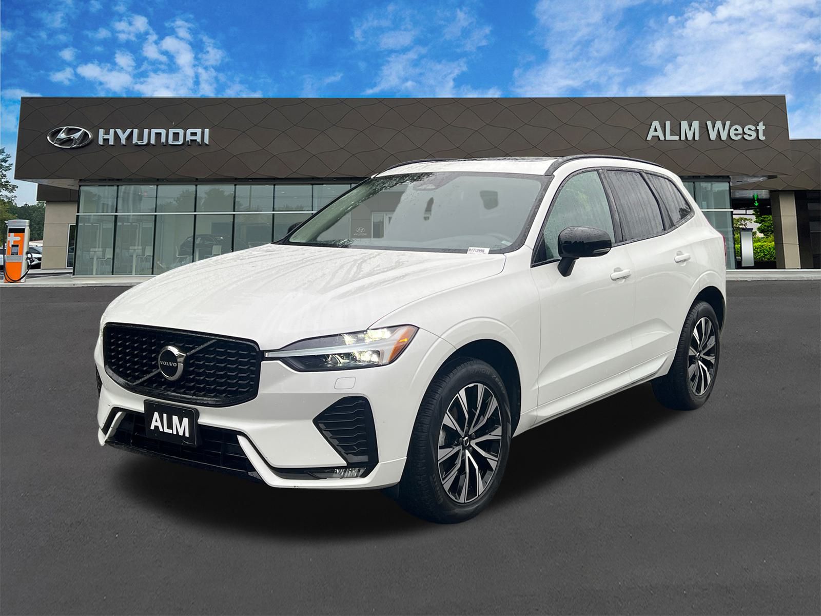 2024 Volvo XC60 Core's photo