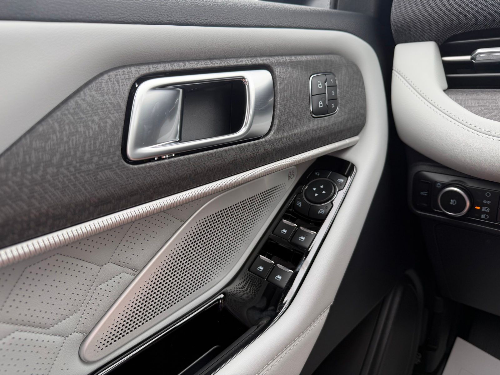 2026 Ford Explorer image 25